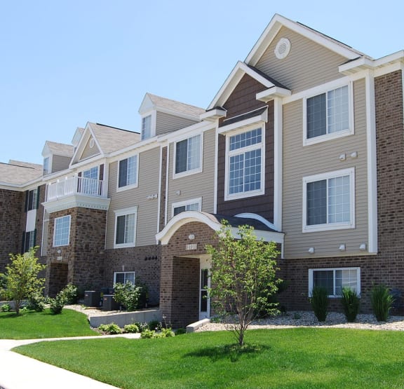 an exterior apartment building at Hunters Pond Apartment Homes, Champaign, Illinois, 61820