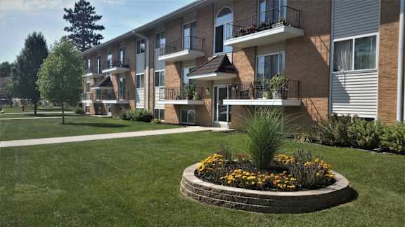 Scotsdale ext pic1 at Scotsdale Apartments, Coralville, IA