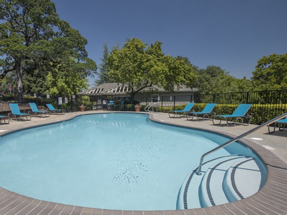 Rocklin Gold apartments swimming pool and lounge chairs 