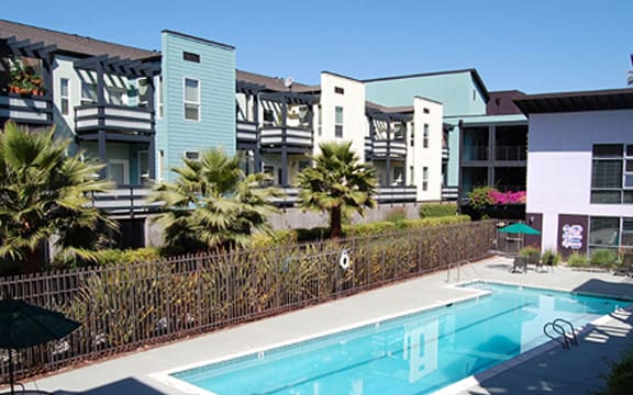 Lenzen Square | Apartments | Pool