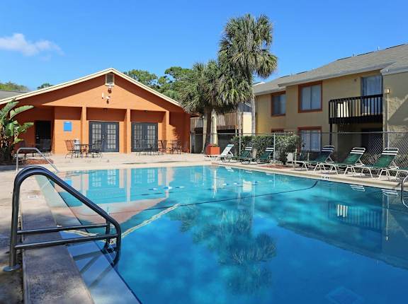Sparkling swimming pool at Southern Oaks Apartments in Orlando, Florida.