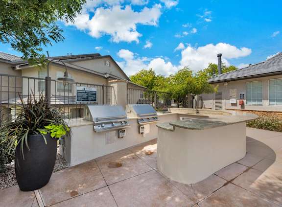 BBQ and Picnic Area at Apartments in Albuquerque New Mexico 87114