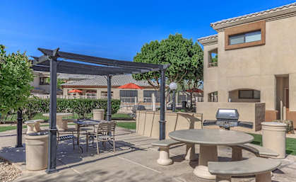 An outdoor picnic and BBQ area at Sereno Townhomes, Glendale.