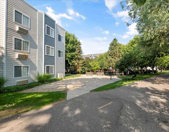 the preserve at ballantyne commons apartment community pathway and trees
