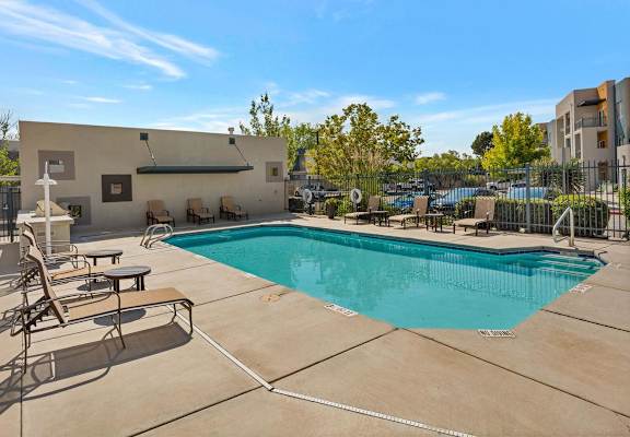 swimming pool at apartments for rent in albuquerque