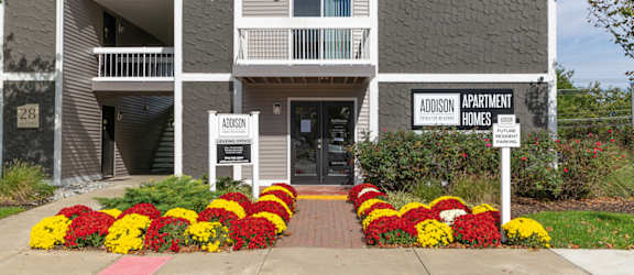 a picture of the leasing office at lincoln apartment homes