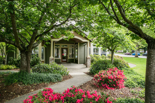 Vancouver WA Apartments for Rent PDX with Beautiful Landscaping and Greenery