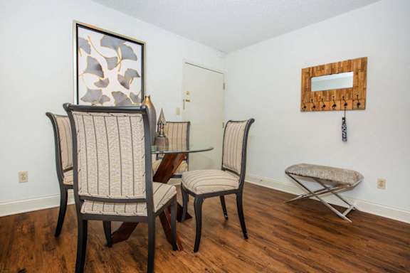 Dining area decorat Cloverset Valley Apartments, Kansas City, MO