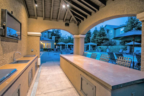 Luxury Apartments in Fairfield with Outdoor Kitchen and Bar