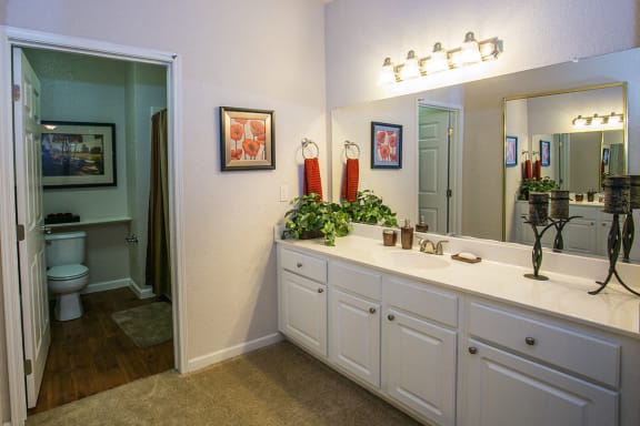 Full Bathrooms at Townhouses for Rent in Fairfield CA