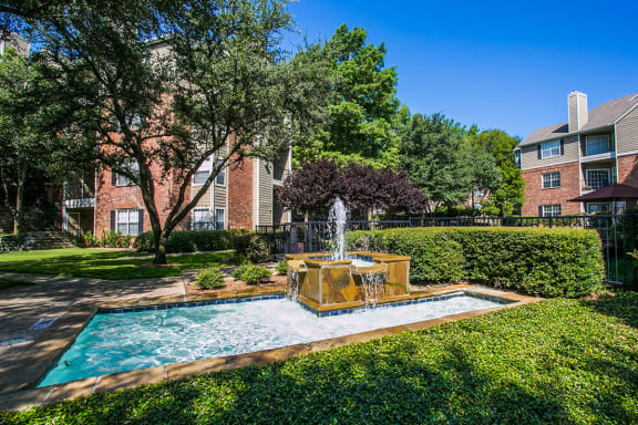 Landscaped Lawns and well-maintained grounds at best apartments in Valley Ranch TX