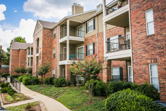 Exterior of non-smoking apartment complex in Irving TX
