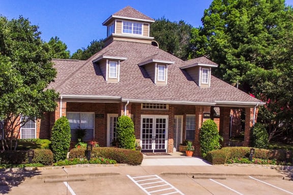 Leasing office with short term rentals in Irving TX