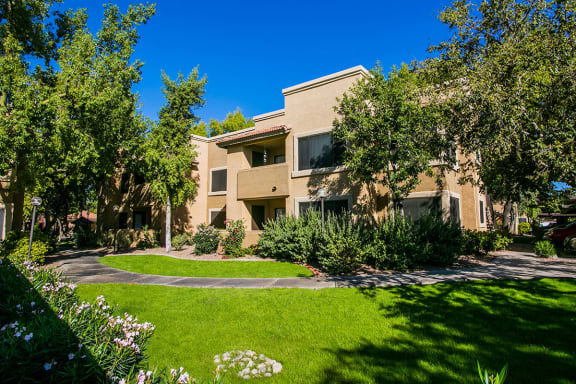 1, 2, and 3-Bedroom Apartments Near Chandler Fashion Mall