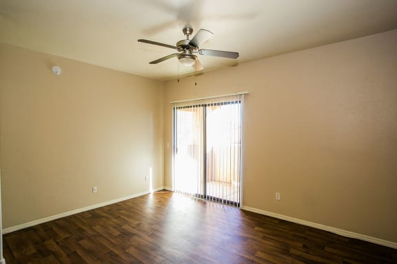 2 Bedroom Apartments in Phoenix with Ceiling Fans