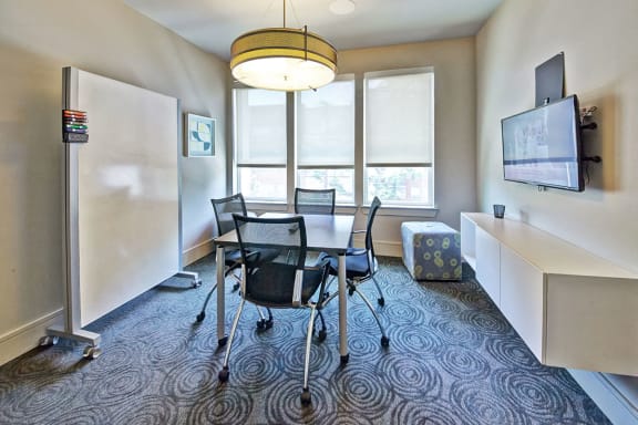 Midtown Dallas Apartments with Creative Studio for Residents