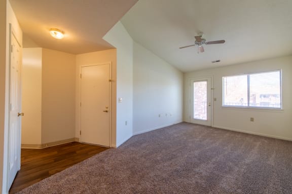 Carpeted living room at Bradford Run in Kokomo, IN