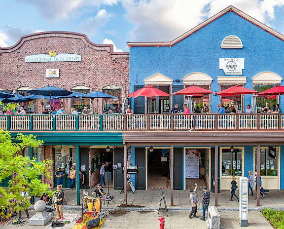 A blue building with a sign that says "Bass Pro Shop" on it.