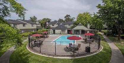 Sierra Glen apartments pool and spa area with tables and sun umbrellas 