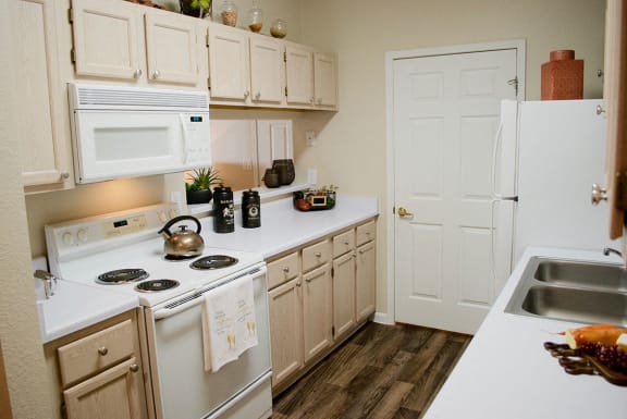 Full Kitchen at Albuquerque Apartments near Cibola High School