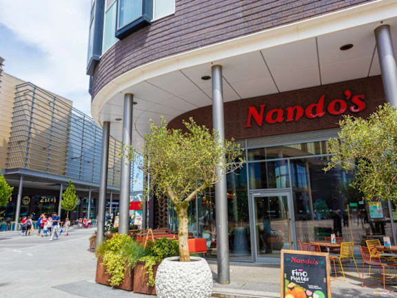 the front of a nandos restaurant on a city street
