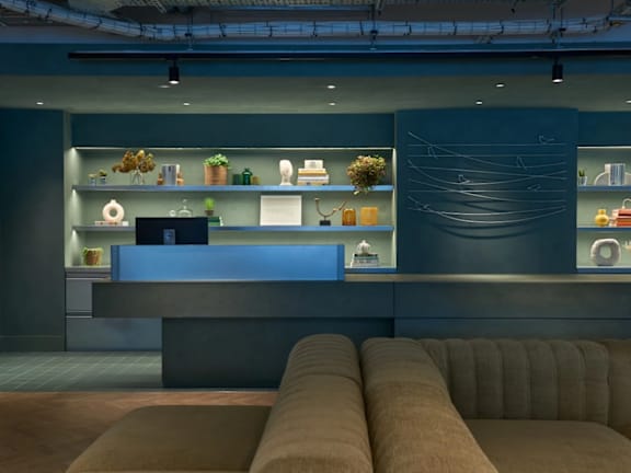 the lobby or reception area of a hotel with couches