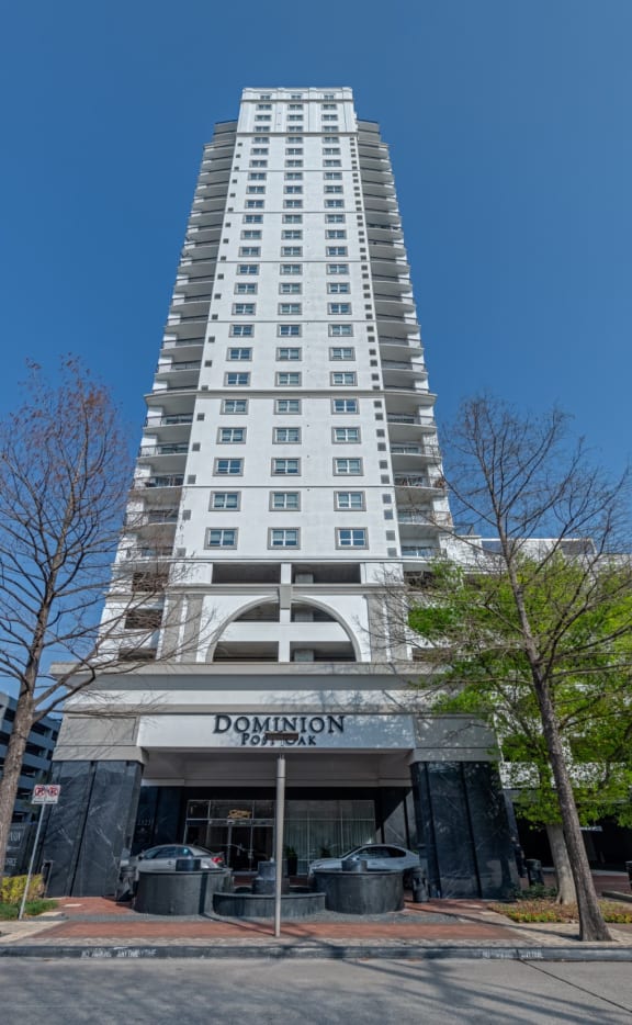 a view of the entrance and the entire building at Dominion Post Oak in Houston, TX