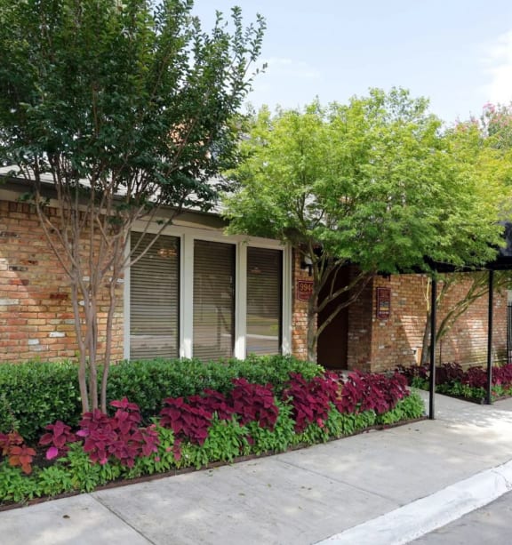 a small brick building with a black sign that says lea
