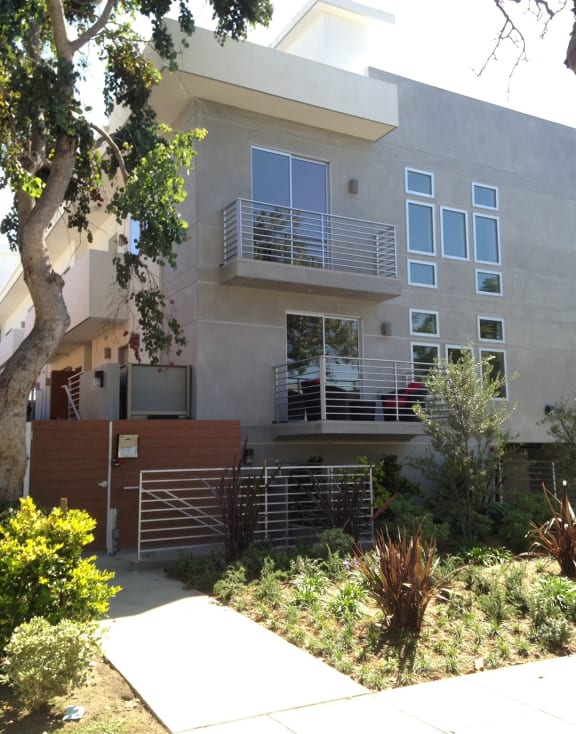Courtyard View at Lido Apartments - 3630 Mentone Ave, California, 90034