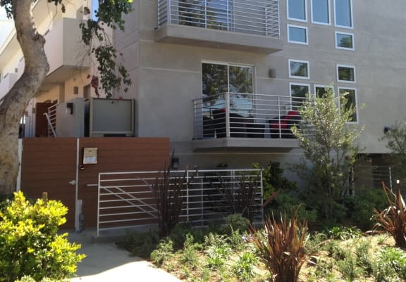 Courtyard View at Lido Apartments - 3630 Mentone Ave, California, 90034