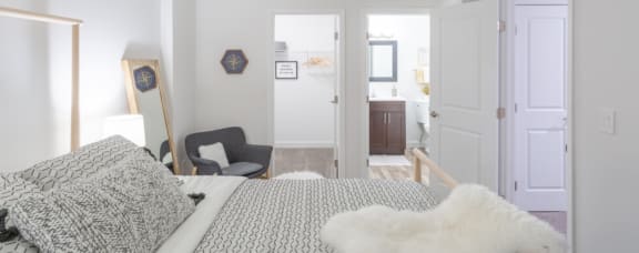 Spacious Bedrooms With En Suite Bathrooms at Hilltop Apartments, Cincinnati, OH, 45213-2638