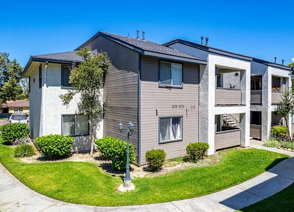 Waling Path at Lincoln Park Apartments, Corona, CA