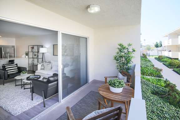 Park View on Yukon apartment balcony fully furnished