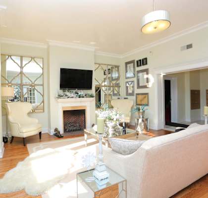 a living room with a white couch and a fireplace at York House, Saint Louis