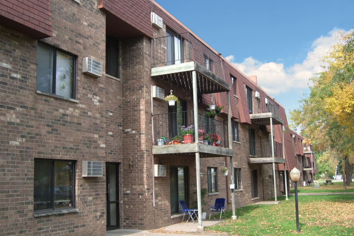 Photos and Video of Sunrise Court Apartments in Cambridge MN