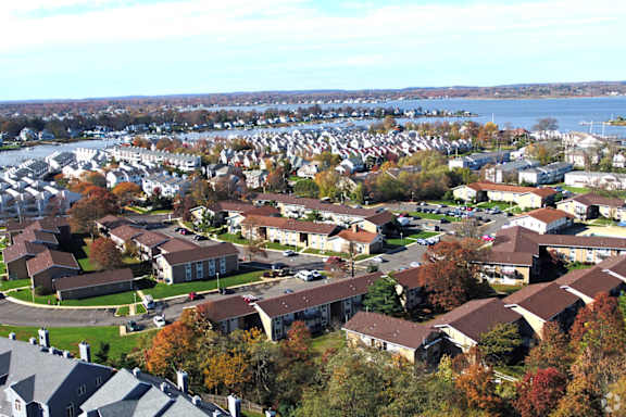 best garden style one bedroom and two bedroom rental apartments for rent at edgewater east/west apartments in long branch, nj near the jersey shore beach on the water
