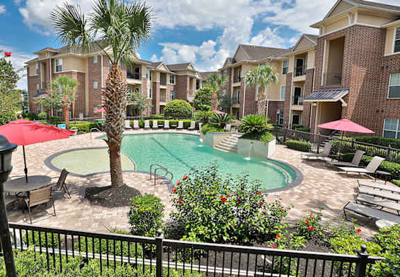 swimming pool at Madison on the Meadow in Stafford 77477