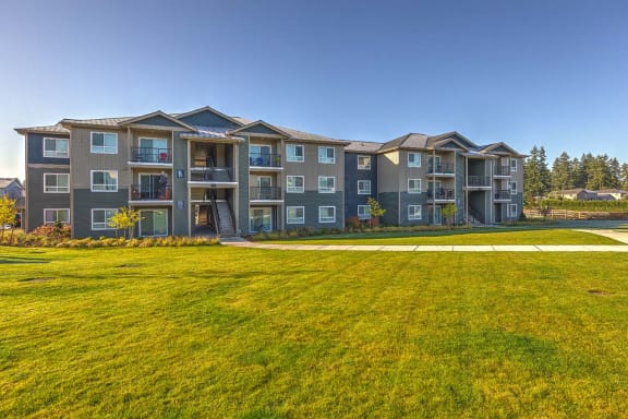 Exterior Building and Grass Area at GATEWAY BY VINTAGE, Spanaway