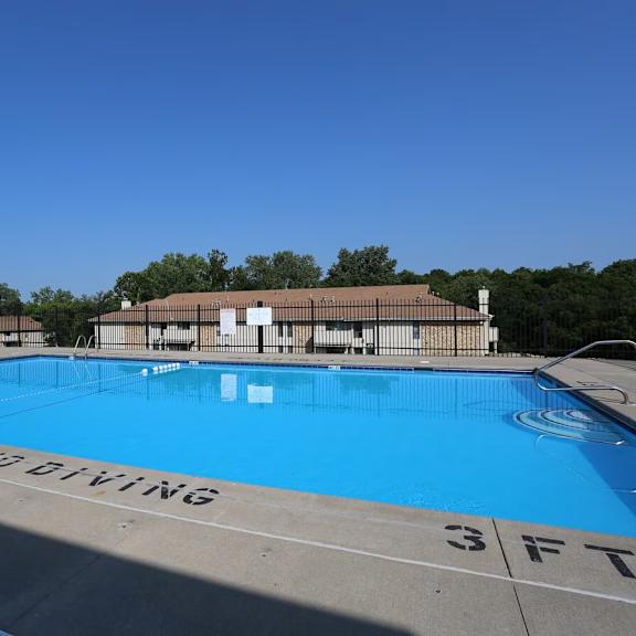 Apartment with a pool, kansas city