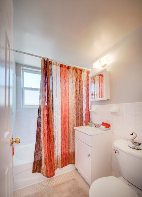 Tyrol Hill Apartments Bathroom