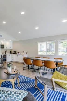 additional photo for property listing at chic digs with room to stretch out in the village 22 car