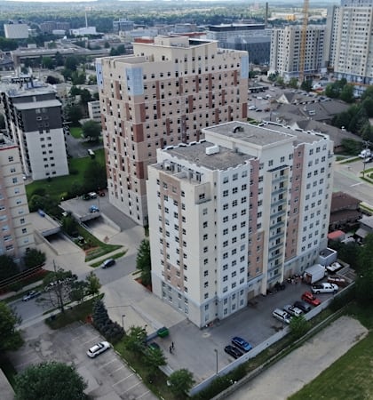 A large apartment complex sits in the middle of a city.