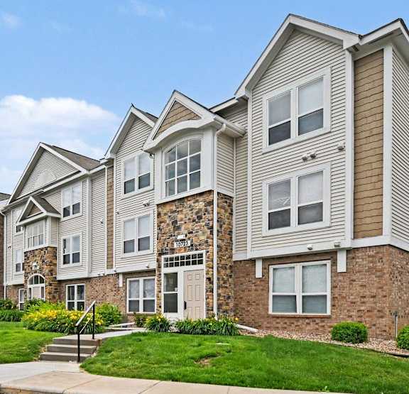 Front View of an Apartment Building of Brentwood Park Apartments in La Vista, NE 68128