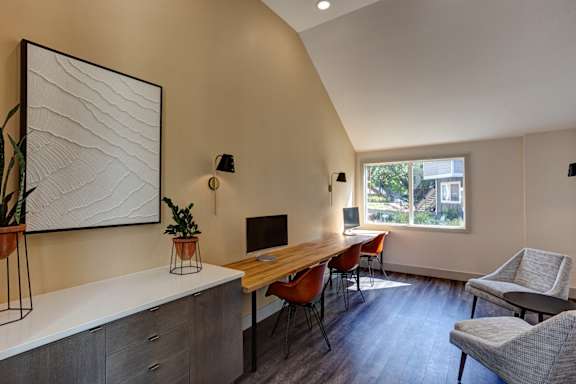 Roomat Commons at Redwood Creek Apartments, Oregon