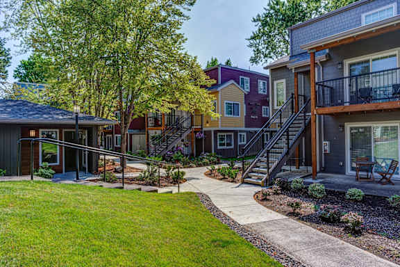 Entryat Commons at Redwood Creek Apartments, Oregon, 97008