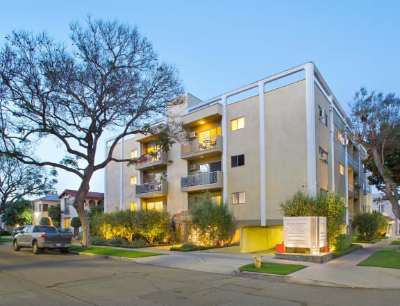 Exterial view of the 860 Wooster apartment building with a tree in front of it.