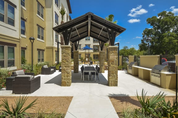 Community Courtyard with Picnic/BBQ Areas at Rio Lofts, San Antonio