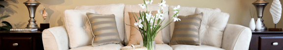 Living Room with white sofa and vase with flowers