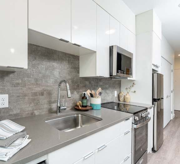 Union 346 Studio Apartment with Balcony, facing boston.