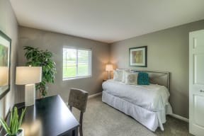 daybed and desk in a carpeted bedroom